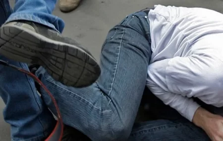 Atasının kafesində içən müştərini döyüb küçəyə atdı, məhkəmə zalında həbs olundu