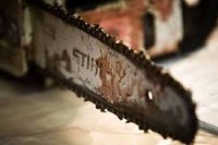 Məhkəmə arvadına motorlu mişarla xəsarət yetirən şəxslə bağlı qərar çıxardı