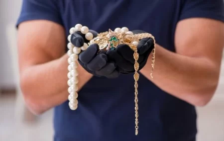 Bakıda sahibkar xanımın BMW-sindən oğurluq edilib