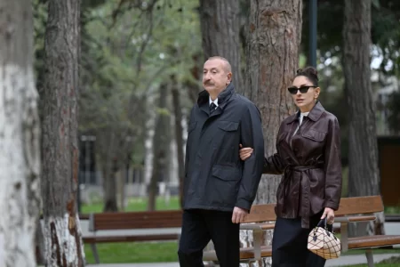 İlham Əliyev və Mehriban Əliyeva Bakının Nərimanov rayonunda salınan yeni parkın açılışında iştirak ediblər