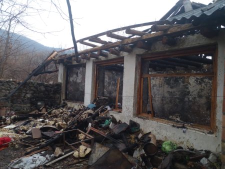 ŞƏKİNİN BAŞ ŞABALID KƏNDİNDƏ EV YANDI, KƏND SAKİNLƏRİ SÖNDÜRDÜ