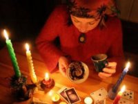 Şəkidə falçılıqla məşğul olan Şəlalə adlı qadına pullar şəlalə kimi gəlir.
